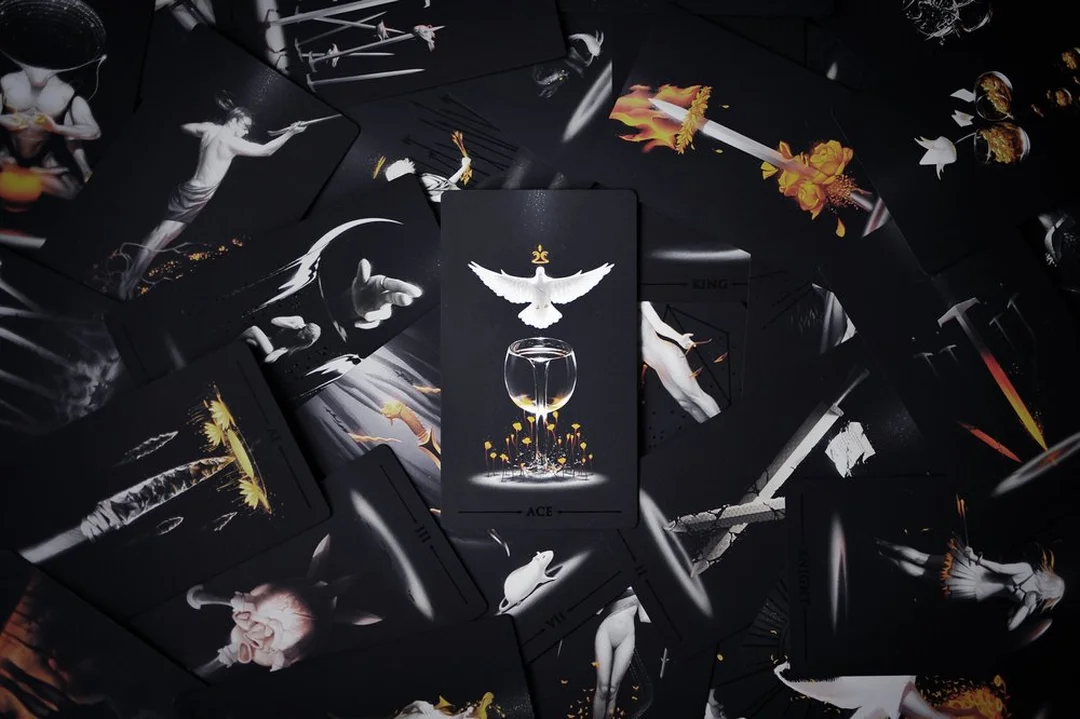 true black tarot deck với hộp đen và lá bài cạnh đen