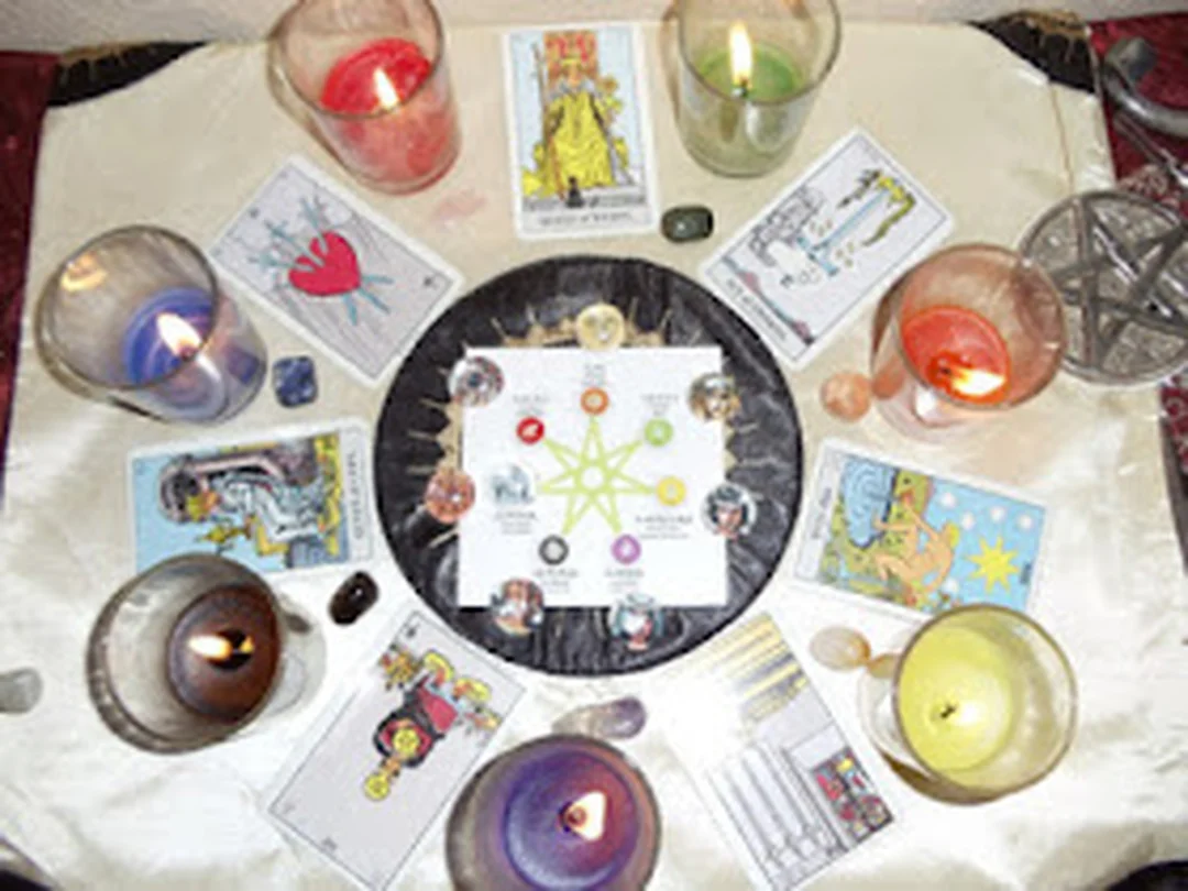 vẽ bài tarot phong cách huyền bí với lá bài trên bàn