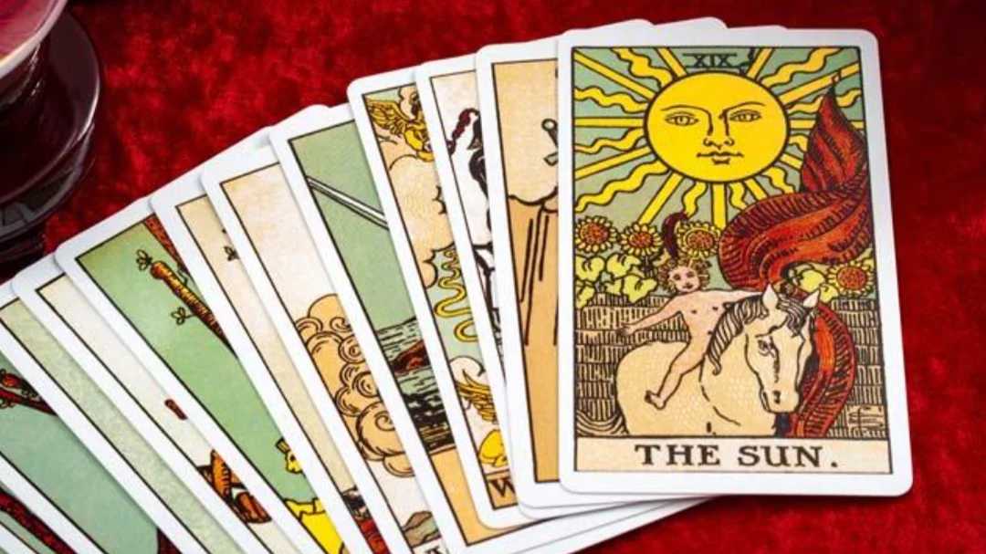 xem bài tarot với bộ bài nhiều biểu tượng nghệ thuật