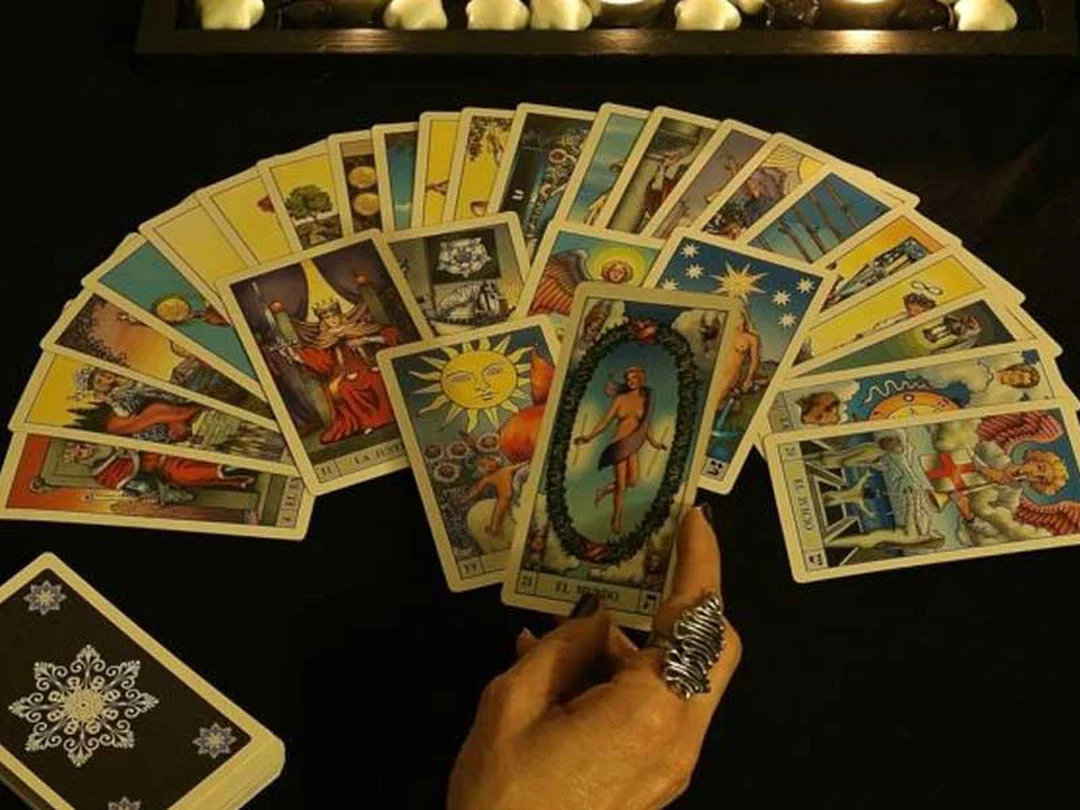 xem bói bài tình yêu với bộ bài Tarot 78 lá