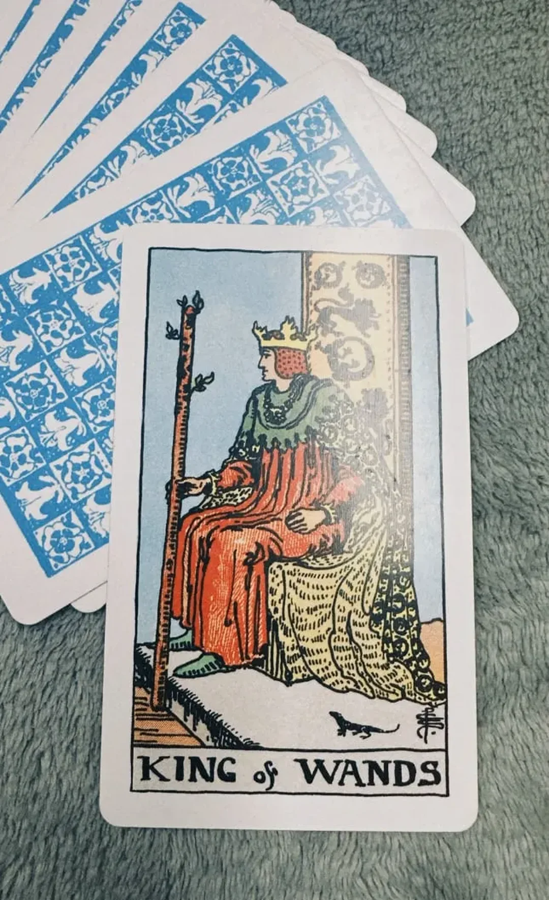 ý nghĩa lá bài king of wands xuôi trong tình yêu công việc